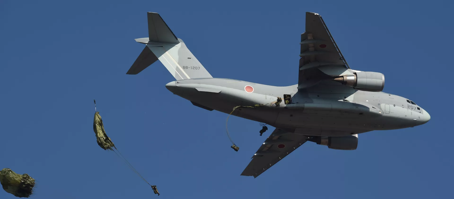 Los paracaidistas desde un Kawasaki C-2 de las Fuerzas Aéreas de Japón Los paracaidistas desde un Kawasaki C-2 de las Fuerzas Aéreas de Japón - Sputnik Mundo, 1920, 22.12.2020