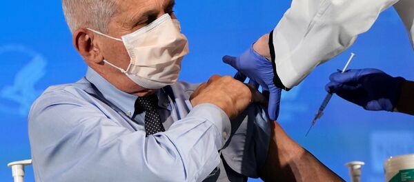 Anthony Fauci recibe la vacuna anti-COVID-19 de Moderna - Sputnik Mundo