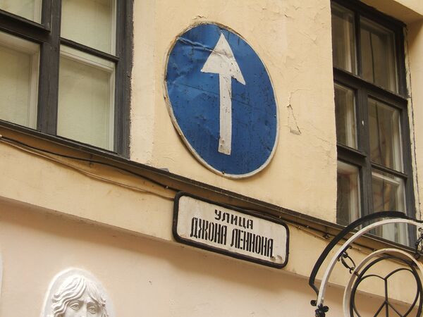 El cartel de la calle John Lennon apunta al cielo - Sputnik Mundo