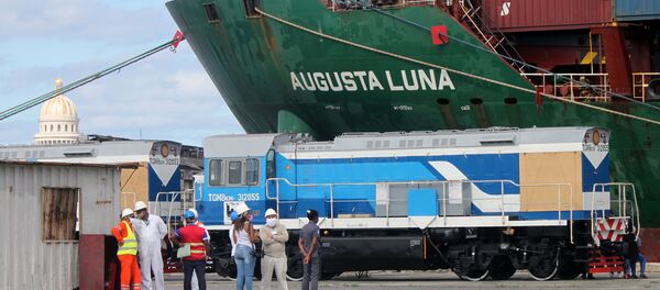  Locomotoras rusas llegando a puerto cubano - Sputnik Mundo
