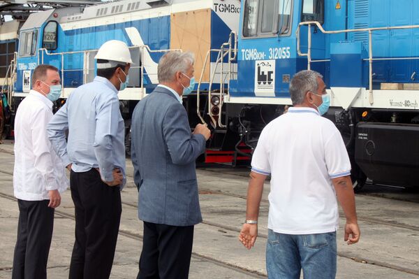 Andrei Guskov, embajador de Rusia en Cuba, Eduardo Rodríguez, ministro de Transporte de Cuba, y Alexander Bogatyr, representante comercial de Rusia en Cuba - Sputnik Mundo