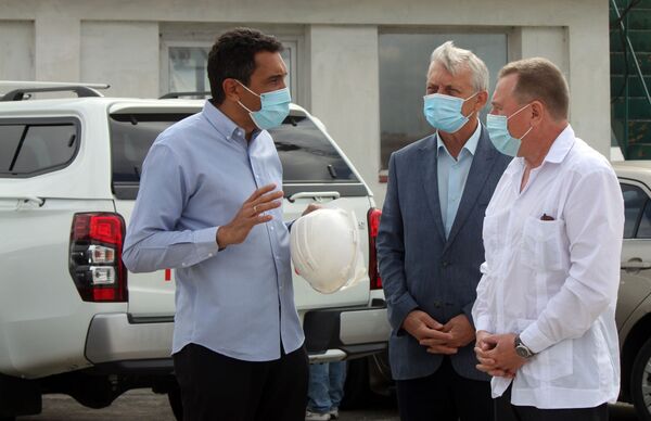 Eduardo Rodríguez, ministro de Transporte de Cuba, Alexander Bogatyr, representante comercial de Rusia en Cuba, y Andrei Guskov, embajador ruso en la isla - Sputnik Mundo