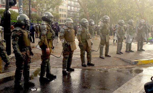  Carabineros en las inmediaciones de Plaza Dignidad - Sputnik Mundo