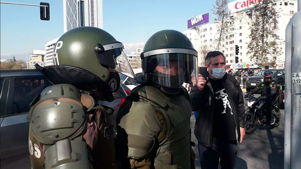 Carabineros en el centro de Santiago durante manifestación de ciudadanos - Sputnik Mundo