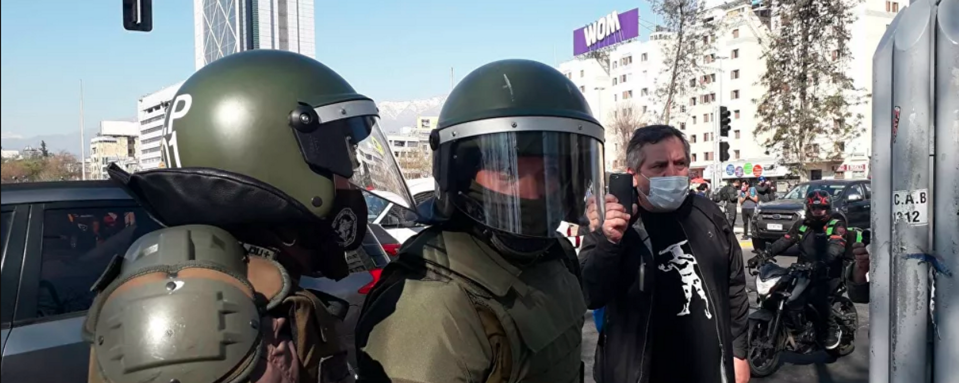 Carabineros en el centro de Santiago durante manifestación de ciudadanos - Sputnik Mundo, 1920, 26.04.2022