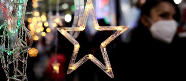 Mujer con barbijo en un mercado navideño de La Paz - Sputnik Mundo