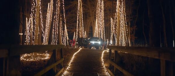 Camioneta Rivian R1T enciende 20.000 bombillas LED - Sputnik Mundo