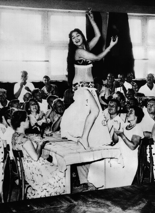 La danza del vientre se hizo popular cuando Turquía, Egipto y el Líbano estaban bajo el dominio colonial o dependían en gran medida de los europeos. Se podía ver en los casinos y clubes nocturnos diseñados para los extranjeros. En la foto: una bailarina del vientre actúa para los turistas en El Cairo, 1963. - Sputnik Mundo