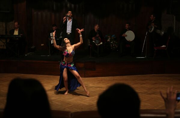 Entonces surgió un vestido demasiado revelador, según los estándares islámicos, con el que aparecían las bailarinas. En la foto: una bailarina mexicana actúa en el Festival de Danza del Vientre en El Cairo. - Sputnik Mundo