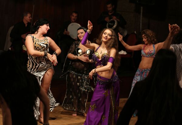 Además la danza del vientre se desarrolló como un arte de la corte. Muchas concubinas de los harenes de la clase alta fueron especialmente entrenadas. En la foto: bailarinas realizando la danza del vientre en un hotel de El Cairo. - Sputnik Mundo