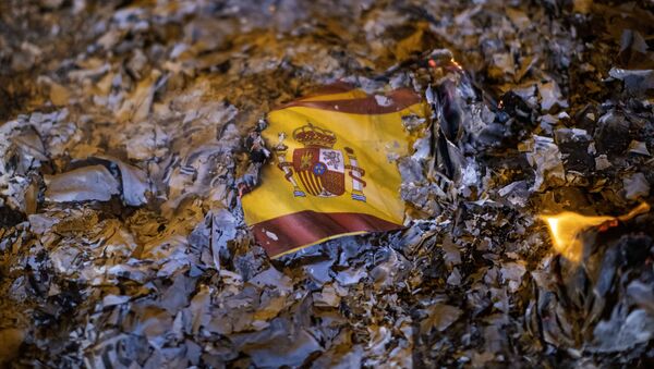 Bandera de España en llamas durante unas protestas en Barcelona - Sputnik Mundo