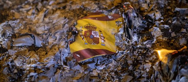 Bandera de España en llamas durante unas protestas en Barcelona - Sputnik Mundo