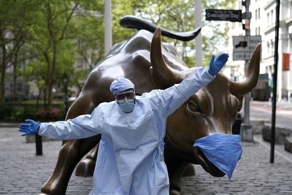 Quizás esta es la imagen más famosa de un toro en el mundo. Una estatua de bronce de 3200 kilos denominada Charging Bull del escultor Arturo di Modica que se instaló en 1998 frente a Wall Street en Manhattan, a dos cuadras de la Bolsa de Nueva York. La estatua simboliza el optimismo financiero agresivo y la prosperidad. En el mercado de valores, los toros son los inversores que creen que la bolsa va a subir. - Sputnik Mundo