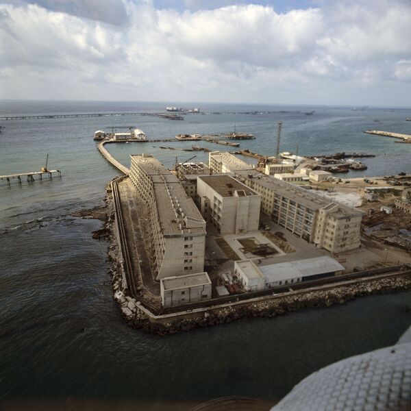 Edificios en la ciudad de Neftianíye Kamni - Sputnik Mundo