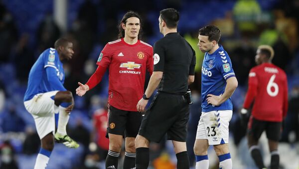 Edinson Cavani, el delantero uruguayo del Manchester United habla con el árbitro Andy Madley - Sputnik Mundo