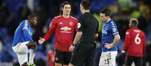 Edinson Cavani, el delantero uruguayo del Manchester United habla con el árbitro Andy Madley - Sputnik Mundo