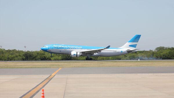 Avión de Aerolíneas Argentinas aterrizando con las primeras dosis de la vacuna rusa Sputnik V - Sputnik Mundo