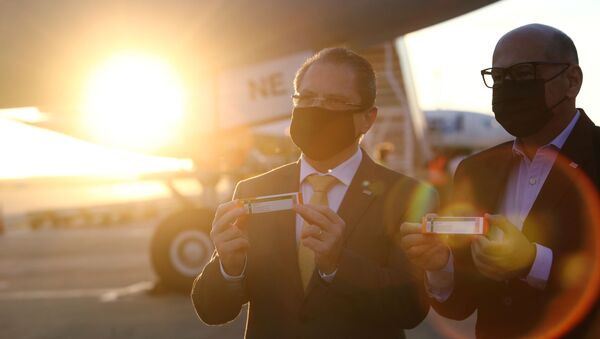 El secretario de Salud del estado brasileño de San Pablo, Jean Gorinchteyn y Dimas Tadeu Covas, director del Instituto Butantan - Sputnik Mundo