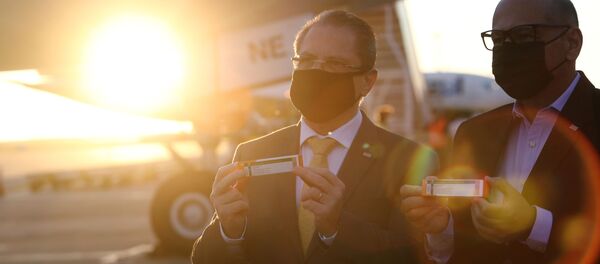 El secretario de Salud del estado brasileño de San Pablo, Jean Gorinchteyn y Dimas Tadeu Covas, director del Instituto Butantan - Sputnik Mundo