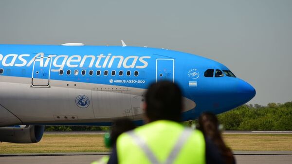 El avión con la vacuna rusa Sputnik V llega a Argentina - Sputnik Mundo