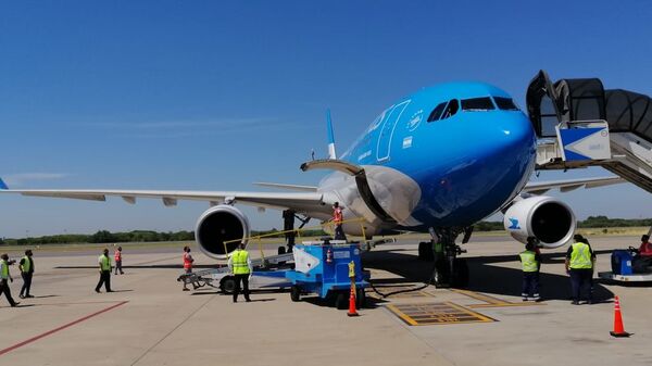 El avión con la vacuna rusa Sputnik V llega a Argentina - Sputnik Mundo