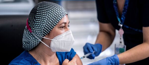 Zulema Riquelme, la primera chilena que se vacunó contra el coronavirus - Sputnik Mundo