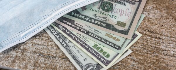 Billetes de dólares y una mascarilla - Sputnik Mundo