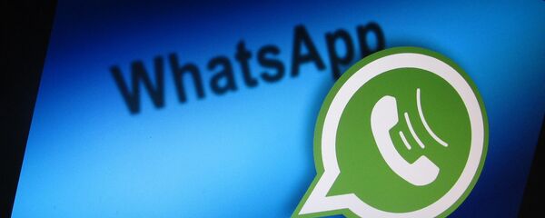 La aplicación de mensajería WhatsApp y una computadora - Sputnik Mundo