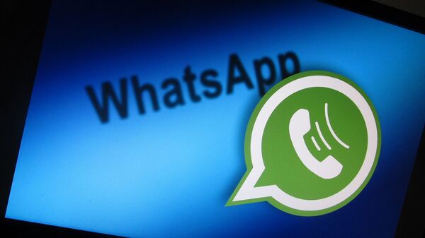 La aplicación de mensajería WhatsApp y una computadora - Sputnik Mundo