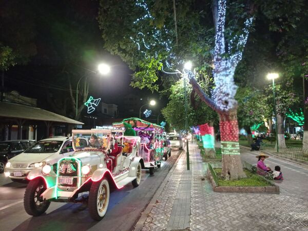 Papa Noel manejando es en el paseo del Prado de Cochabamba - Sputnik Mundo