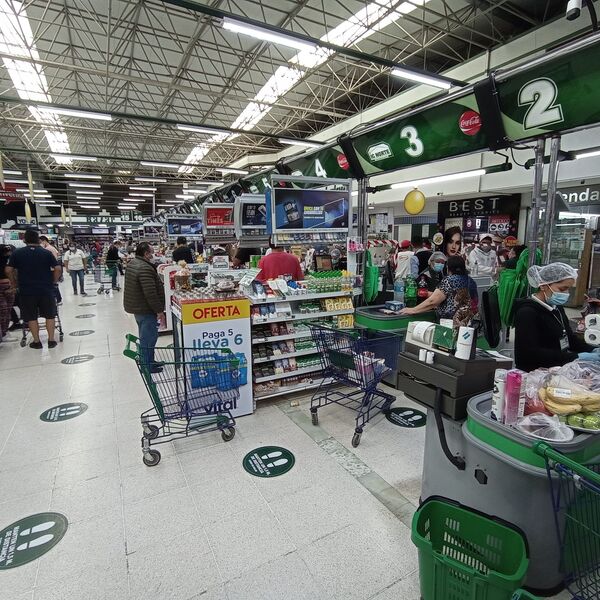 Un shoping de Cochabamba, el Paseo Aranjuez, con algunos vecinos de este barrio de clase alta haciendo las últimas compras - Sputnik Mundo