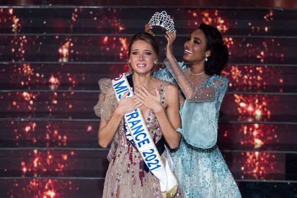 El título de Miss Francia 2021 lo ganó Amandine Petit, una estudiante de Normandía. La coronó la ganadora del año pasado, Clemence Botino.  - Sputnik Mundo