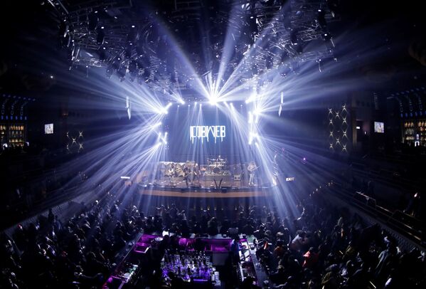 Una banda de rock nepalí denominada Cobweb actúa durante las celebraciones de la Nochebuena en Katmandú, Nepal. - Sputnik Mundo