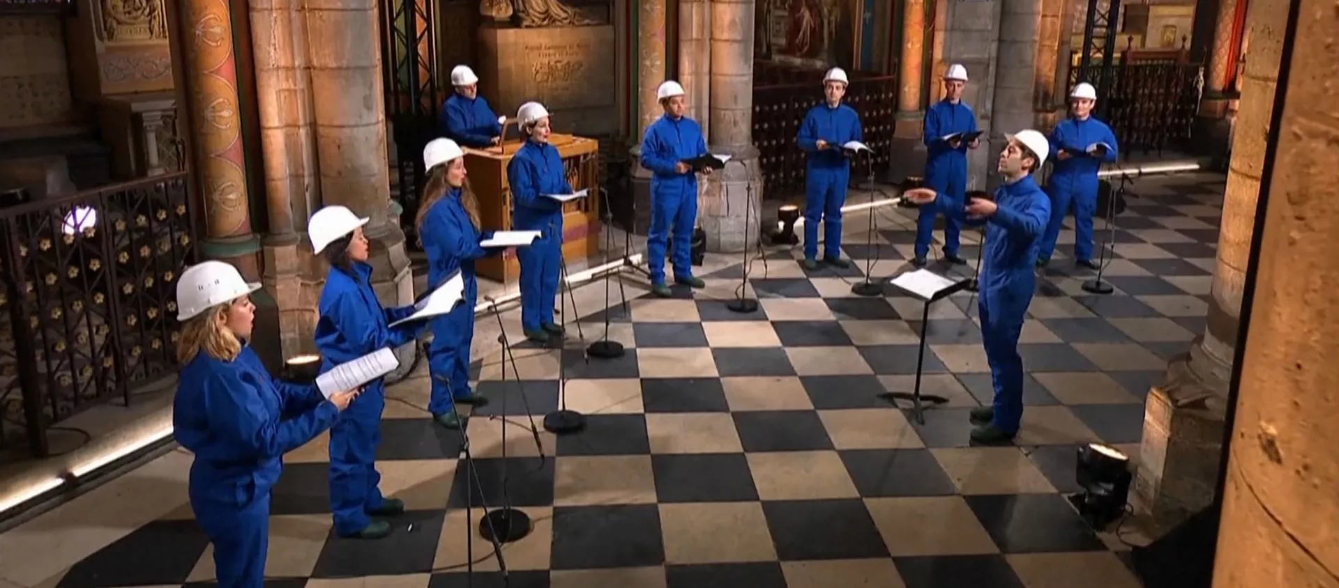 El coro de Notre Dame ofrece un concierto navideño en la catedral de Notre Dame El coro de Notre Dame ofrece un concierto navideño en la catedral de Notre Dame - Sputnik Mundo, 1920, 25.12.2020
