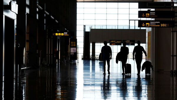 Unos turistas en un aeropuerto en Londres, Reino Unido - Sputnik Mundo