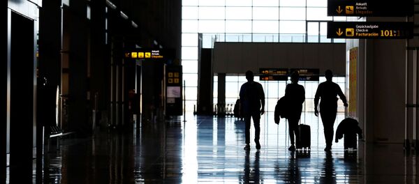 Unos turistas en un aeropuerto en Londres, Reino Unido - Sputnik Mundo