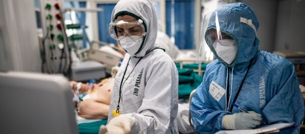Medicos en un hospital para pacientes con coronavirus - Sputnik Mundo