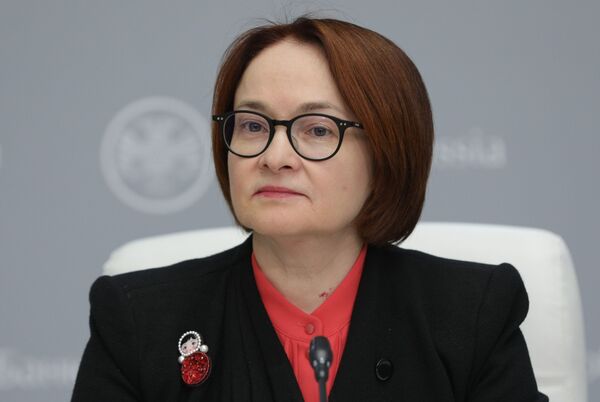 En marzo, la presidenta del regulador ruso se colocó el primer broche con un mensaje encriptado: un muñeco tentetieso que hacía referencia a las medidas del banco para apoyar al sector financiero durante la pandemia de coronavirus. El tentetieso es un juguete con una base semiesférica que actúa de contrapeso, de modo que tras golpearlo siempre vuelve a su posición inicial. - Sputnik Mundo