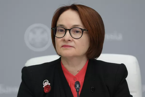 En marzo, la presidenta del regulador ruso se colocó el primer broche con un mensaje encriptado: un muñeco tentetieso que hacía referencia a las medidas del banco para apoyar al sector financiero durante la pandemia de coronavirus. El tentetieso es un juguete con una base semiesférica que actúa de contrapeso, de modo que tras golpearlo siempre vuelve a su posición inicial. En marzo, la presidenta del regulador ruso se colocó el primer broche con un mensaje encriptado: un muñeco tentetieso que hacía referencia a las medidas del banco para apoyar al sector financiero durante la pandemia de coronavirus. El tentetieso es un juguete con una base semiesférica que actúa de contrapeso, de modo que tras golpearlo siempre vuelve a su posición inicial. - Sputnik Mundo