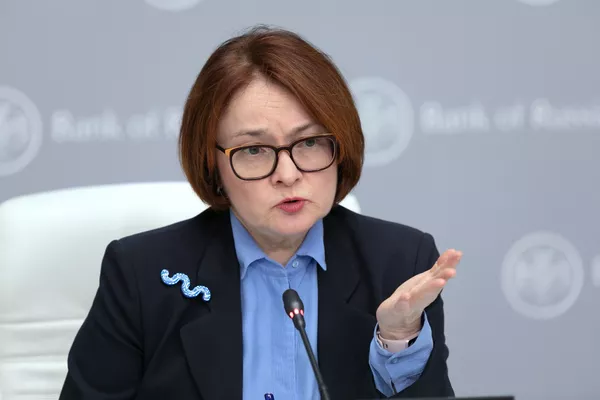 Según Nabiúlina, siempre piensa en el significado del broche que se pone, pero a veces se interpreta de forma demasiado amplia. Por ejemplo, la economista no esperaba que su adorno en forma de ola fuera percibido como una preocupación de Rusia sobre nuevos riesgos geopolíticos debido a la victoria de Joseph Biden en las elecciones presidenciales de Estados Unidos (blue wave, la ola azul, en los medios estadounidenses se refiere a la victoria de los demócratas). Según Nabiúlina, siempre piensa en el significado del broche que se pone, pero a veces se interpreta de forma demasiado amplia. Por ejemplo, la economista no esperaba que su adorno en forma de ola fuera percibido como una preocupación de Rusia sobre nuevos riesgos geopolíticos debido a la victoria de Joseph Biden en las elecciones presidenciales de Estados Unidos (blue wave, la ola azul, en los medios estadounidenses se refiere a la victoria de los demócratas). - Sputnik Mundo