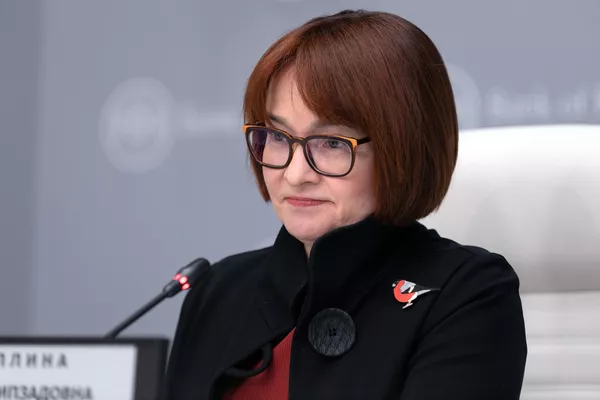 En la última reunión de la junta directiva de este año, en diciembre, Nabiúlina eligió un broche con forma de camachuelo porque este pájaro es resistente y puede soportar duras heladas. El 18 de diciembre, el Banco Central no modificó la tasa por tercera vez (se mantuvo en el nivel del 4,25%) y dejó en claro que es poco probable que vuelva a disminuirla en el futuro cercano debido al aumento de los riesgos proinflacionarios. En la última reunión de la junta directiva de este año, en diciembre, Nabiúlina eligió un broche con forma de camachuelo porque este pájaro es resistente y puede soportar duras heladas. El 18 de diciembre, el Banco Central no modificó la tasa por tercera vez (se mantuvo en el nivel del 4,25%) y dejó en claro que es poco probable que vuelva a disminuirla en el futuro cercano debido al aumento de los riesgos proinflacionarios. - Sputnik Mundo