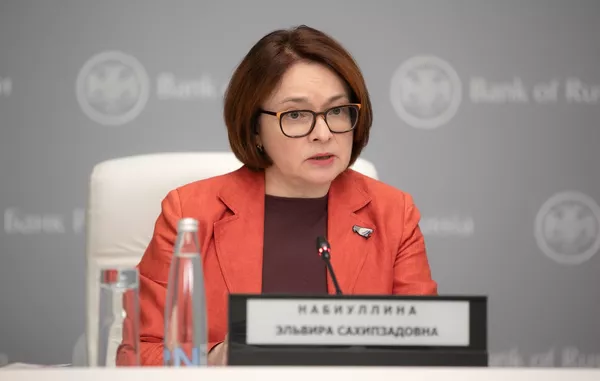 En junio, cuando el regulador recortó la tasa en un punto por primera vez desde 2015, Nabiúlina se puso una paloma que es un símbolo de la política blanda. En junio, cuando el regulador recortó la tasa en un punto por primera vez desde 2015, Nabiúlina se puso una paloma que es un símbolo de la política blanda. - Sputnik Mundo