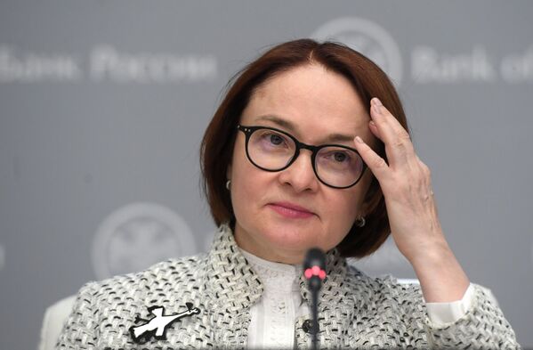 Nabiúlina ha aparecido con broches en forma de pájaros y otros animales durante muchos años. En distintas ocasiones ha lucido un cisne, un pollo, un búho, una mariposa, una serpiente, un pez, etc. - Sputnik Mundo