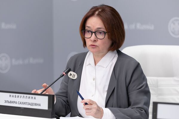En septiembre, cuando el regulador mantuvo la tarifa sin cambios, el mensaje fue lo más literal posible: la chaqueta de Nabiúlina estaba decorada con un botón de reproducción/pausa. - Sputnik Mundo