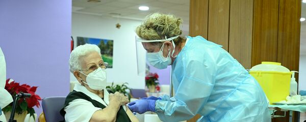 Comienza la vacunación anti-COVID en España - Sputnik Mundo