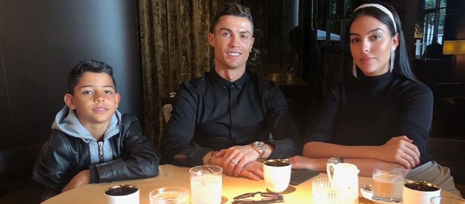 El futbolista Cristiano Ronaldo junto a su esposa y su hijo mayor Cristiano junior - Sputnik Mundo, 1920, 27.12.2020