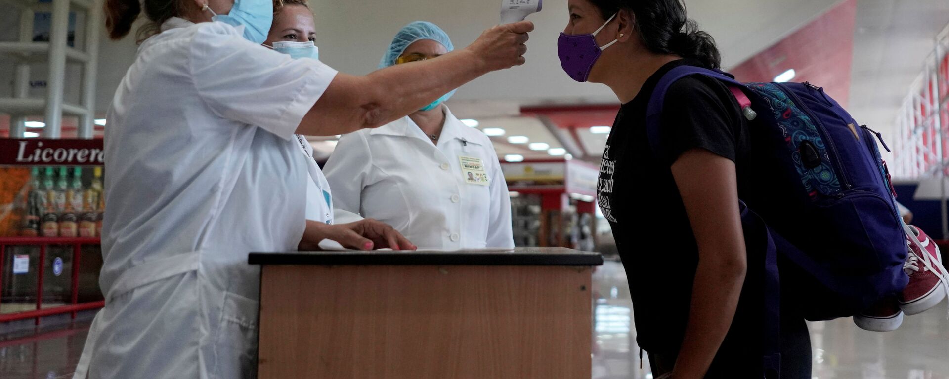 Unas enfermeras y una turista en el aeropuerto de la Habana, Cuba - Sputnik Mundo, 1920, 28.12.2020