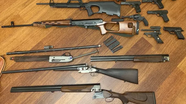 Arsenal de guerra de una red del tráfico de armas confiscado por el FSB de Rusia - Sputnik Mundo
