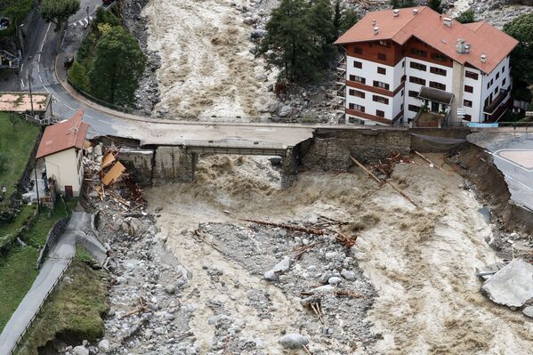 Las lluvias que azotaron el sur de Francia en octubre causaron la inundación más fuerte de los últimos 130 años. En el departamento más afectado, Aude, en pocas horas cayó la tasa de precipitaciones semestral. En la foto: las consecuencias de la inundación en Saint-Martin-Vésubie, región de los Alpes Marítimos. - Sputnik Mundo