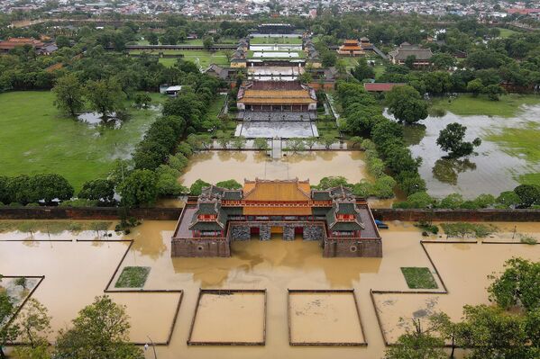 Las lluvias torrenciales en Vietnam que duraron dos semanas en octubre causaron inundaciones que se cobraron la vida de unas 100 personas. Varias docenas más continúan desaparecidas. Fueron inundadas y derribadas más de 122.000 casas, y fueron destruidas unas 107.000 hectáreas de tierras agrícolas. Se quedaron sin electricidad. En la foto: la ciudad imperial de Hue inundada en el centro de Vietnam. - Sputnik Mundo